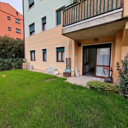 Iris Apartment *