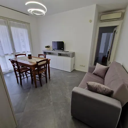 Iris Apartment *